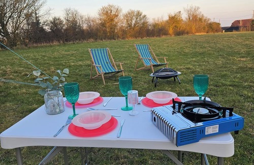 Howlett End RV Rental | 5m Bell Tents-Glamping in picturesque 6 acre feld tucked away in the countryside
