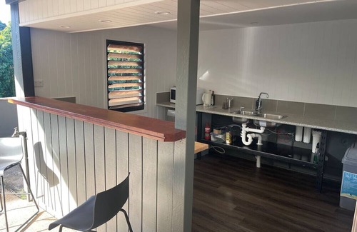 Mission Beach Apartment | Rainforest King Rooms | Shared Kitchen + Lounge | Sleeps 2–8