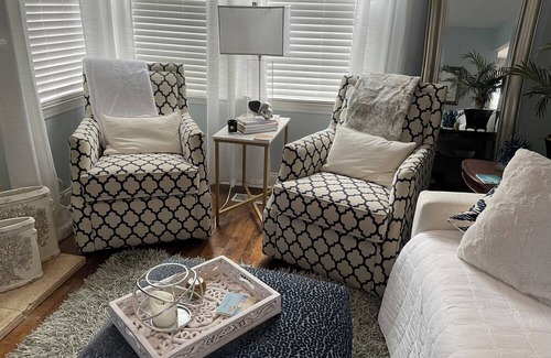 Overland Park House | Bright Coastal Style 2Bdrm Townhome w/free parking