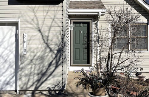 Overland Park House | Bright Coastal Style 2Bdrm Townhome w/free parking