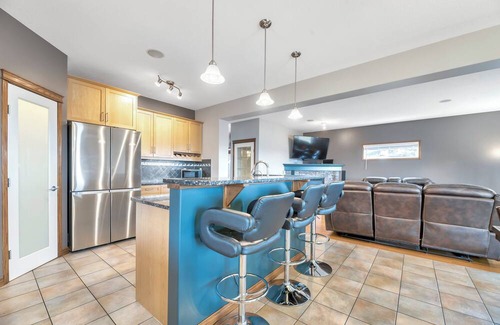 Chestermere House | Lake Chestermere /Exsecutive Home, 5BR, Sleep 9 /Golf Course /Near Calgary