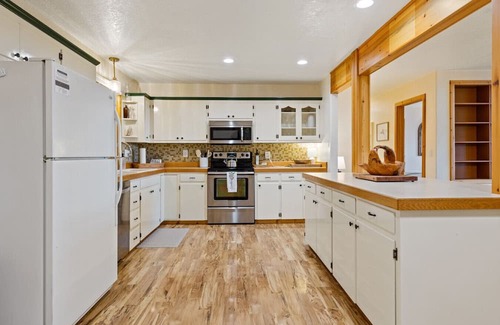 Lakeside House | Charming Cabin Getaway With Lake and Forest Views