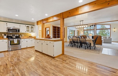 Lakeside House | Charming Cabin Getaway With Lake and Forest Views