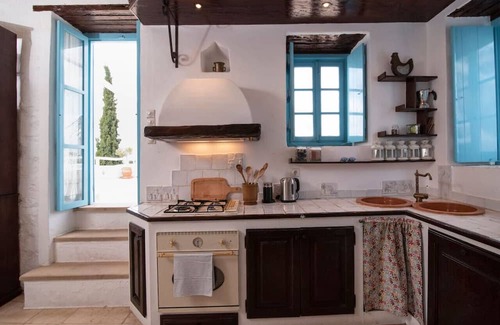 idhra House | Historical Stone Manor-Upper Floor