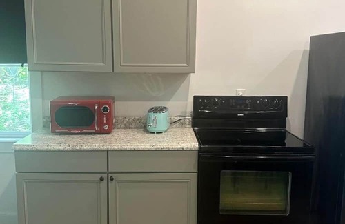 Red Hook Apartment | THE ARTIST’S LOFT- Peaceful 1-bedroom apartment in lovely Red Hook with AC, WiFi