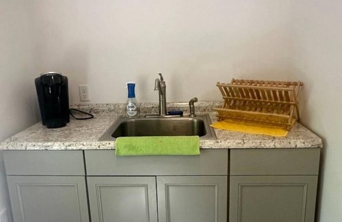 Red Hook Apartment | THE ARTIST’S LOFT- Peaceful 1-bedroom apartment in lovely Red Hook with AC, WiFi