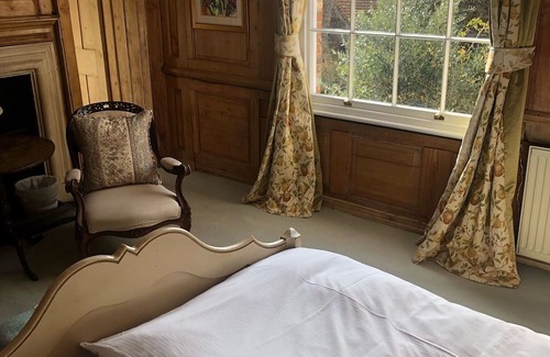 Abingdon Bed & Breakfast | Double ensuite wood panelled room in historic town centre house