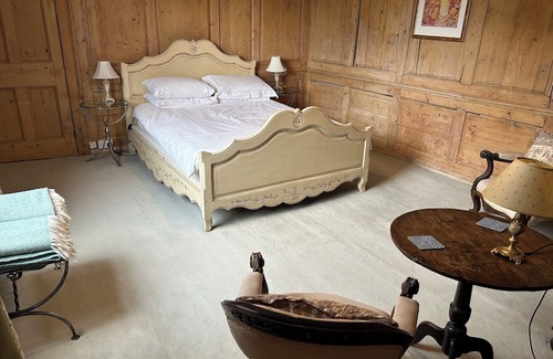 Abingdon Bed & Breakfast | Double ensuite wood panelled room in historic town centre house