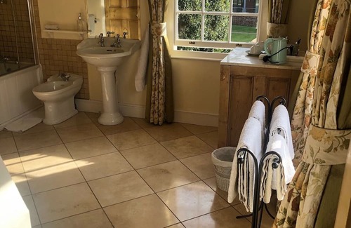 Abingdon Bed & Breakfast | Double ensuite wood panelled room in historic town centre house