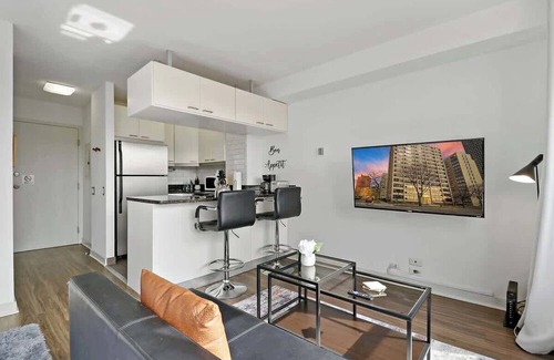 Indian Village Apartment | Warm & Elegant Studio Apt in Chicago