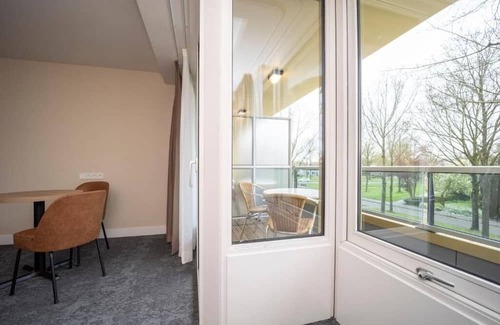 Roden Apartment | Comfortable and Clean Room with Onsite Restaurant and Bar Near Ronostrand