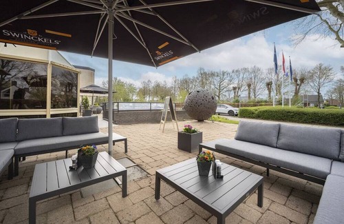 Roden Apartment | Comfortable and Clean Room with Onsite Restaurant and Bar Near Ronostrand