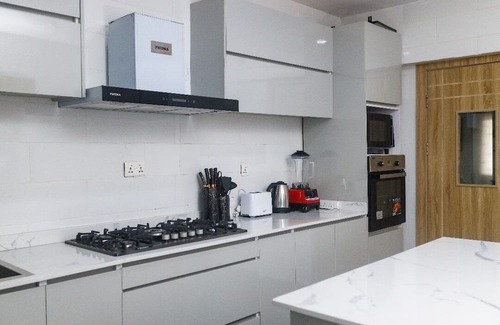 Ofin Apartment | Chic and Spacious: Modern 4-Bedroom Flat with a Sleek Black Twist