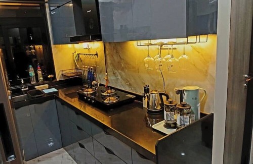 Bandra West Condo | Whispering Woods - 2bed/2bath Lush Lakeside Condo