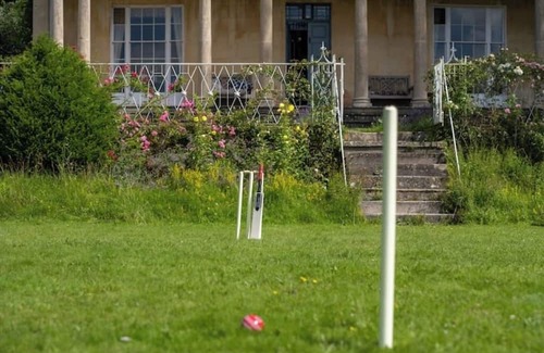 Shrewton House | Henge Estate: 9-10 en-suite bedrooms; Stonehenge