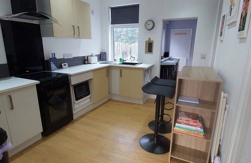 Darfield House | Charming 2-bedroom family/work friendly house near Barnsley