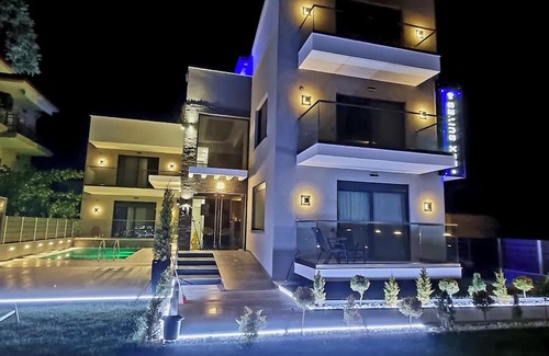Paralia Ofryniou Apartment | LUXSUITES