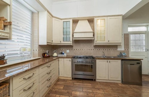 Linkside House | Historic Coastal Gem – 3BR, WiFi, Walk to Lighthouse, Museums & Eateries