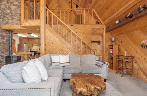 Arnold Cabin | Cheyenne Chalet- Hot Tub-Sleeps 12