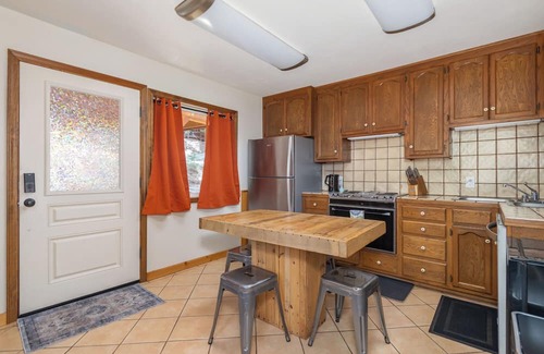 Arnold Cabin | Cheyenne Chalet- Hot Tub-Sleeps 12