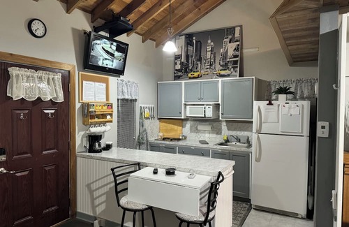 Azle Cottage | Cozy & Charming Cottage near Eagle Mountain Lake