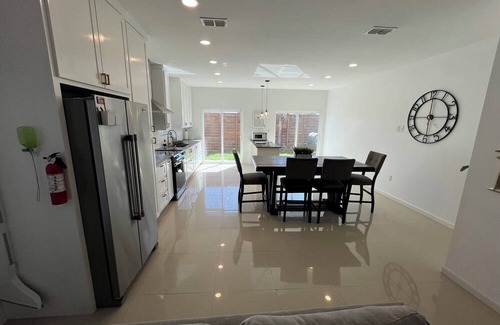 McAllen House | Modern 3bd home - Downtown, Mall, Airport 2min