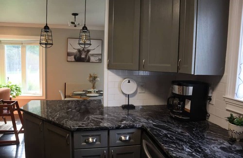 Ampere House | Modern Home Close to NYC!