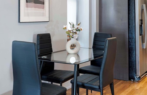 Near West Side Apartment | 2 Bedroom Home near West Loop with Parking