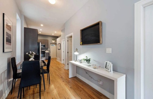 Near West Side Apartment | 2 Bedroom Home near West Loop with Parking