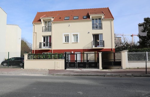 Le Bourget Apartment | Lux Black&White 15 Min To Paris & CDG