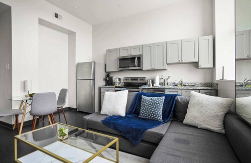 Cultural District Apartment | CozySuites Modern 1BR in Downtown Pitts 11