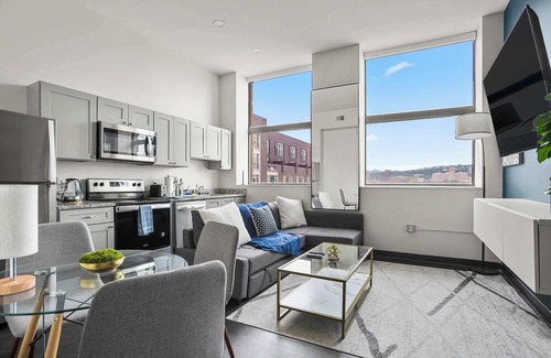 Cultural District Apartment | CozySuites Modern 1BR in Downtown Pitts 11