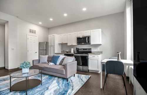 Cultural District Apartment | CozySuites Stunning 1BR in Downtown Pitts #28