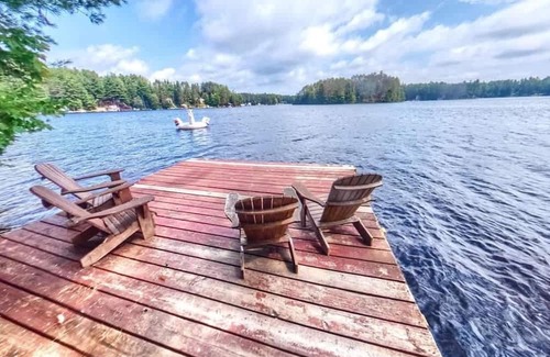 Brantingham House | Island Waterfront w/Pontoon boat, HotTub, Dogs Lv!