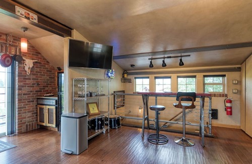 Kalispell Apartment | Garage Mahal Loft - Studio Apartment for 2 people!