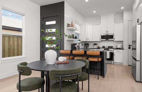 Garden Oaks House | Quiet Luxe Stay I Galleria I Heights I Memorial I Downtown