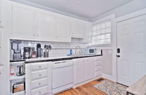 Shelby Apartment | McSwain House #2- Historic, walk uptown, parking!