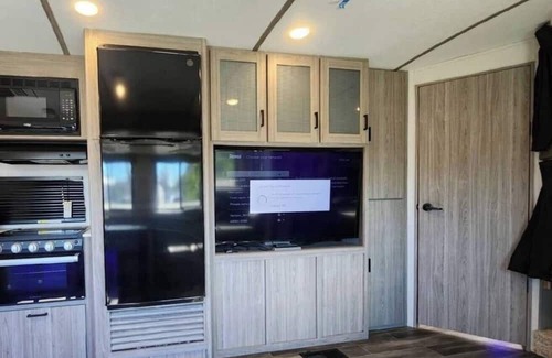 St. Petersburg - Clearwater House | Cozy RV in Wonderful St. Petersburg with WiFi, AC-Skyway Camper