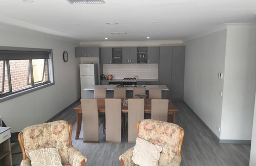 Norlane House | Modern Unit close to shops and services, public transport, the waterfront etc
