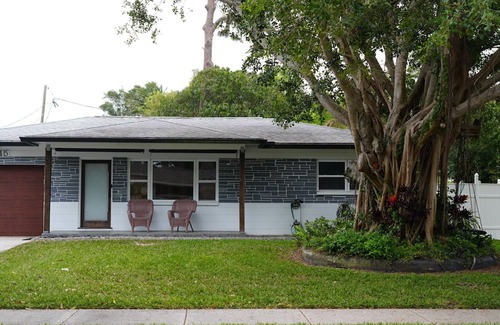 South Pinellas Community Council House | “Charming 3-Bedroom Bungalow Near St. Petersburg’s Beautiful Beaches with WiFi”