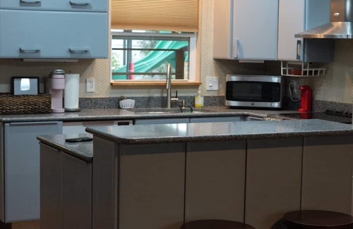 South Pinellas Community Council House | “Charming 3-Bedroom Bungalow Near St. Petersburg’s Beautiful Beaches with WiFi”
