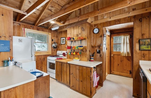 West Newfield Cabin | Balch Lakeside Lodge 3-bedroom cabin with WIFI/AC