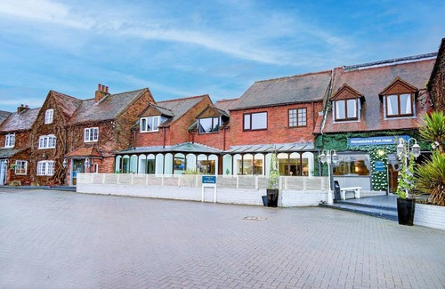Hanmer Apartment | Warwickshire Park Hotel Kenilworth by Belvilla