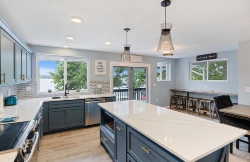 Lake of the Ozarks House | Spacious 5-bedroom house in fabulous Lake Ozark with dock just doors from H-toad