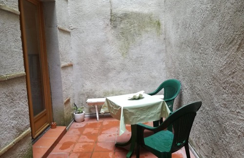 Agen Apartment | Atypical apartment + small courtyard, near Agen station and historic center