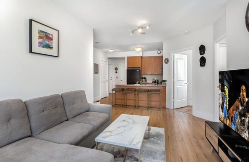 Fairview Condo | Lavish 2BR/2Bath Condo Steps to Square One Mall