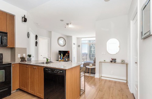 Fairview Condo | Lavish 2BR/2Bath Condo Steps to Square One Mall