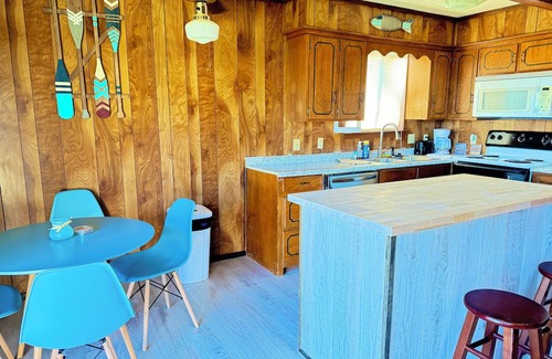 Cedar Creek Reservoir House | Cozy lakefront 3-bedroom house with WiFi, AC, fireplace, huge backyard