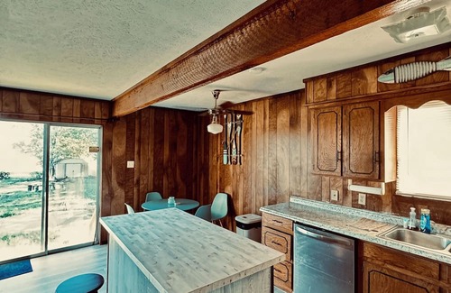 Cedar Creek Reservoir House | Cozy lakefront 3-bedroom house with WiFi, AC, fireplace, huge backyard