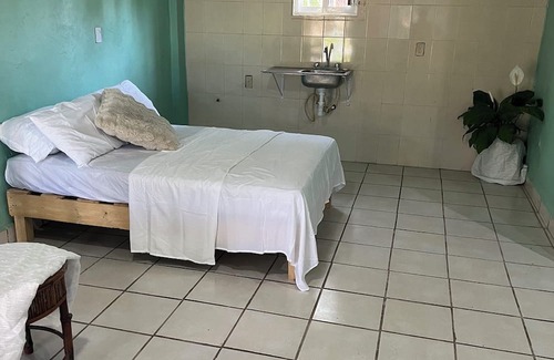 Felipe Carrillo Puerto Apartment | Cozy studio in lovely Felipe Carrillo Puerto with WiFi, AC